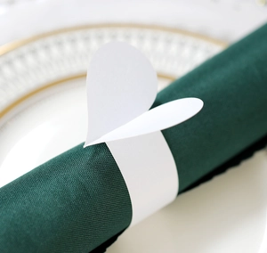 Gros plan d'un rond de serviette papillon blanc découpé au laser pour décoration de mariage