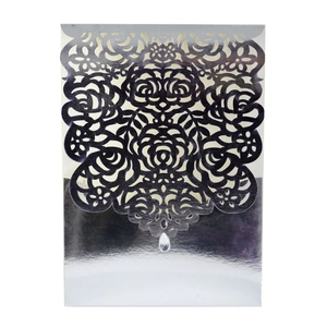 Élégante carte d'invitation rose en argent découpée au laser avec motif floral et cristal