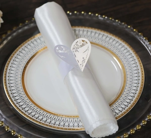 Rond de serviette cœur blanc découpé au laser avec motifs colombe et fleurs pour mariage