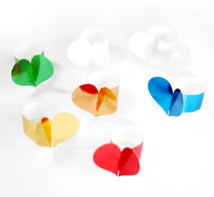Gros plan de ronds de serviette en papier 3D en forme de cœur avec fini métallique