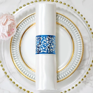 Detail der blauen lasergeschnittenen Rebenmuster auf einer Serviettenschnalle für Hochzeiten