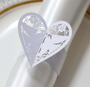 Rond de serviette cœur découpé au laser avec motif d'oiseau sur soie blanche élégante