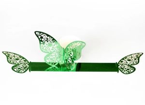 Dettaglio del portatovagliolo a farfalla verde smeraldo con motivi floreali laser