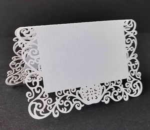 Élégantes cartes de table de mariage découpées au laser avec motifs de volutes blancs