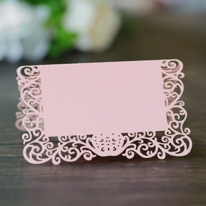 Marque-places de mariage roses découpés au laser avec motifs floraux sur bois