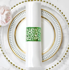 Detail eines grünen lasergeschnittenen Serviettenrings für die Hochzeitstischdekoration