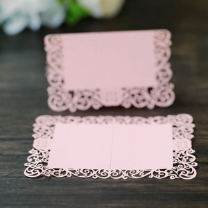 Détail du motif floral découpé au laser sur carte de table de mariage rose nacré