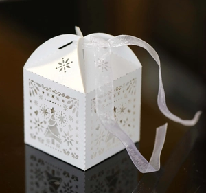Scatola regalo bianca tagliata al laser con albero di Natale e fiocchi di neve