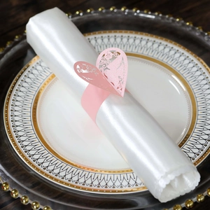 Vue détaillée du rond de serviette cœur rose découpé au laser avec motifs floraux