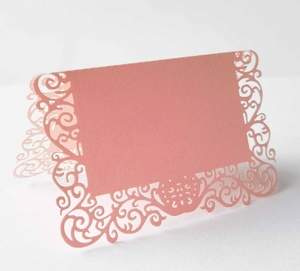Marque-place de mariage rose découpé au laser avec motif floral et effet nacré