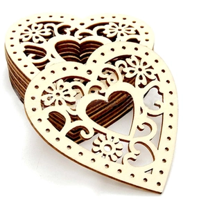 Détail d'étiquettes en bois en forme de cœur découpées au laser avec motifs floraux pour DIY