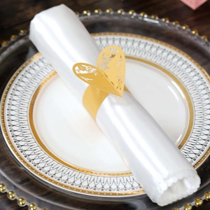 Détail d'un rond de serviette en cœur découpé au laser pour une décoration de table élégante