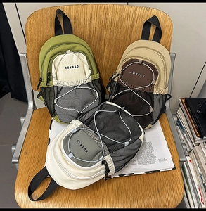 Détails de trois mini-sacs à dos en nylon avec poches filet sur une chaise bois