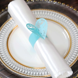 Rond de serviette bleu clair découpé au laser avec motifs floraux sur soie blanche