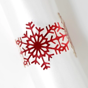 Rond de serviette flocon de neige rouge brillant sur serviette blanche pour Noël