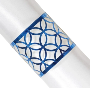 Detalle de servilletero azul cortado con láser y diseño geométrico elegante