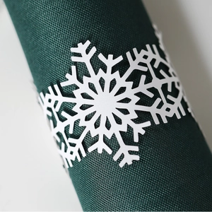 Rond de serviette flocon de neige blanc avec tissu vert foncé pour table de Noël