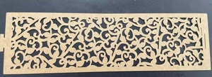 Detailansicht der Serviettenringe aus Kraftpapier mit hohlem Rebenmuster auf Schwarz