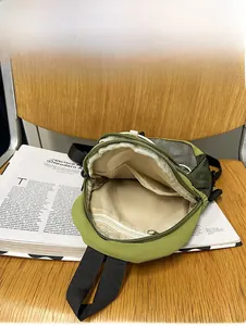 Vue détaillée de la capacité interne du sac bandoulière en nylon vert armée et poches