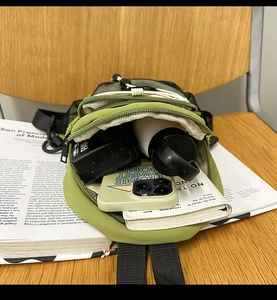 Vue détaillée du sac bandoulière en nylon vert militaire avec compartiments et rangement
