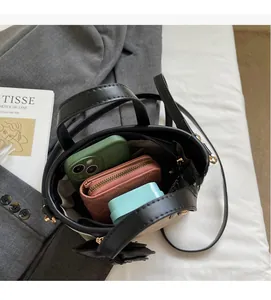 Vue de dessus de l'intérieur du sac seau bicolore montrant l'espace et la poche zippée
