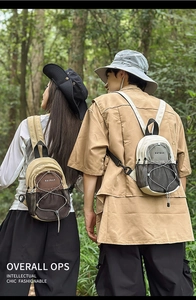 Détail du sac à dos en nylon dans la forêt avec poche filet à cordon de serrage