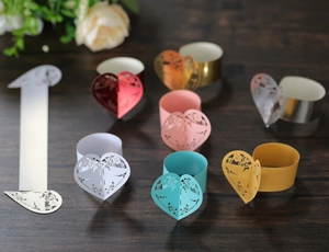 Ronds de serviette cœur découpés au laser en plusieurs couleurs pour table de fête