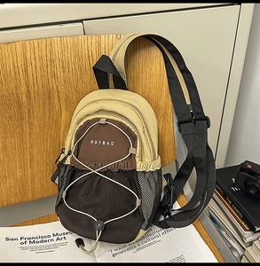 Détail du sac bandoulière en nylon kaki avec poche filet et broderie RGYBAO