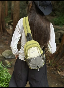 Détail du sac bandoulière en nylon vert avec logo RGYBAO et cordon de serrage