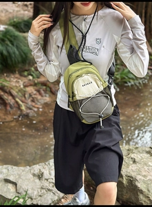 Sac bandoulière en nylon vert armée avec poche filet et bandoulière réglable en extérieur