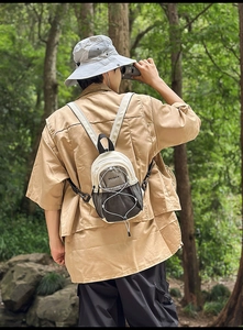 Vue extérieure d'un mini sac à dos en nylon avec cordons élastiques et poches filet