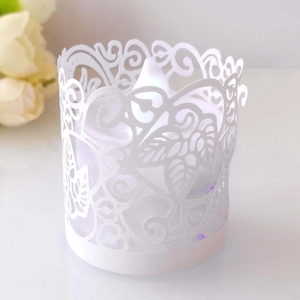Élégant abat-jour blanc en papier découpé au laser avec fleurs pour bougies LED