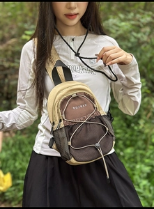 Détail du sac bandoulière en nylon kaki avec poche filet élastique et cordon de serrage
