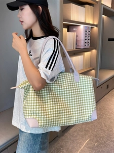 Grand sac de voyage avec motif pied-de-poule vert et anses en cuir violettes