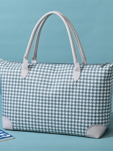 Grand sac de voyage gris à motif pied-de-poule avec garniture en cuir pour le sport