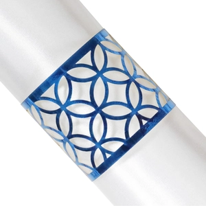 Rond de serviette bleu ajouré aux cercles entrelacés sur une serviette en soie