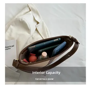 Innenansicht der braunen Ledertasche mit Platz für Tablet und alltägliche Utensilien