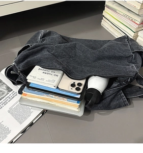 Dunkelgraue gewaschene Denim-Tasche mit großem Innenraum für Laptop und Tablet