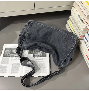 Detailansicht der gewaschenen Denim-Umhängetasche mit Vintage-Textur und verstellbarem Gurt