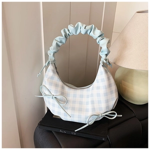 Detailansicht der hellblauen karierten Crescent-Bag mit Rüschengriff und Schleifen