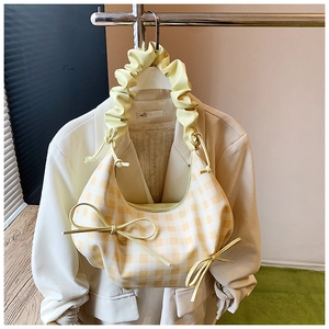 Detail der gelb karierten Hobo-Tasche mit gerafftem Griff und Schleifen-Deko