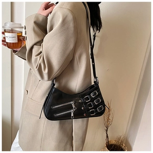 Detailansicht der schwarzen Punk-Ledertasche mit silbernen Reißverschlüssen und Schnallen