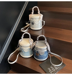 Vue détaillée de mini sacs seaux avec texture denim, poignées foulard et fermoirs en métal