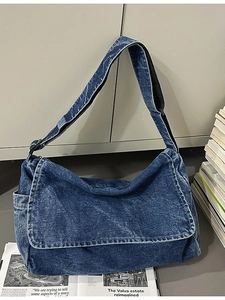 Umhängetasche aus Denim mit verstellbarem Gurt und Klappverschluss im legeren Lifestyle-Look