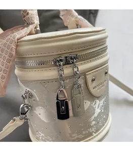 Détails du sac seau en jacquard argenté avec doubles zips cadenas et anse en foulard rose