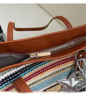 Detail der farbenfrohen Strohtasche mit glattem Reißverschluss und Lederbesatz