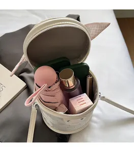 Vue de dessus d'un sac seau blanc montrant la capacité pour parapluie et cosmétiques