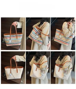 Detailansicht der Stroh-Strandtasche mit Lederriemen und einem silbernen Stern-Anhänger