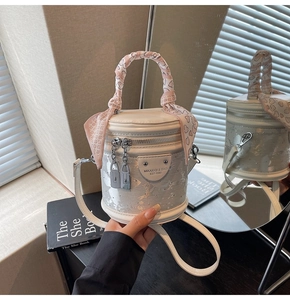 Détail du sac seau à paillettes argentées avec poignée en foulard cœur et double zip