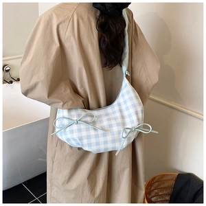 Detailaufnahme einer blau-weiß karierten Halbmond-Tasche mit zwei feinen Schleifen